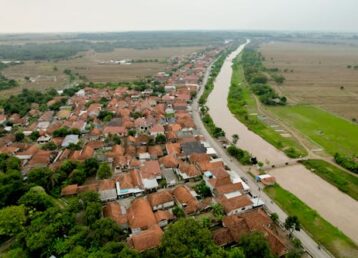 free-photo-of-aerial-view-of-village-settlement-by-river