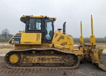 free-photo-of-standing-yellow-bulldozer